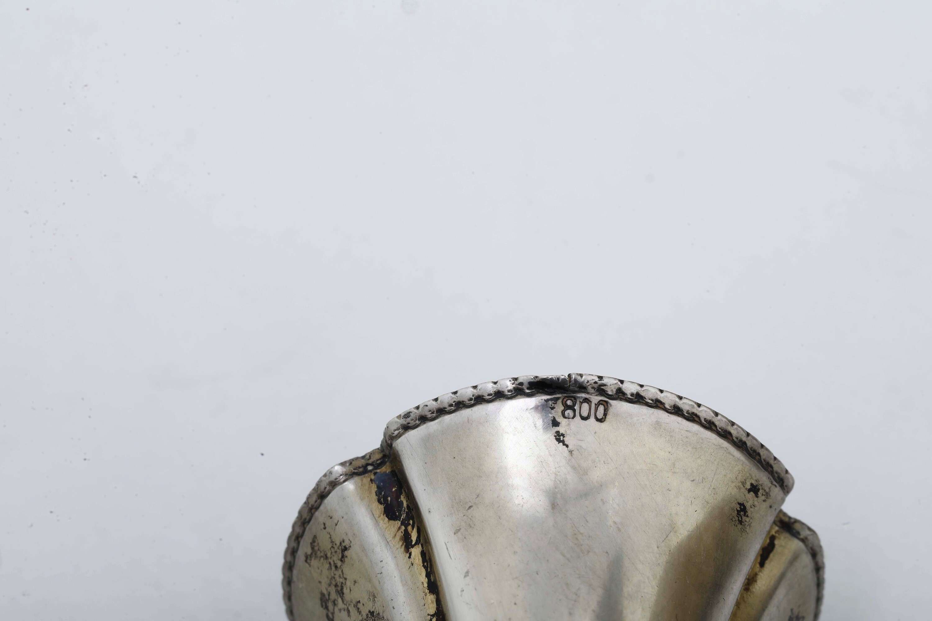 Otto segnaposto a forma di vaso, argenteria italiana del XX secolo in argento fuso e sagomato