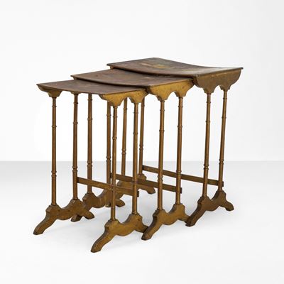 Tavolini a nido, piano dipinto a motivi floreali e montanti faux bamboo (prima metà del XX secolo...