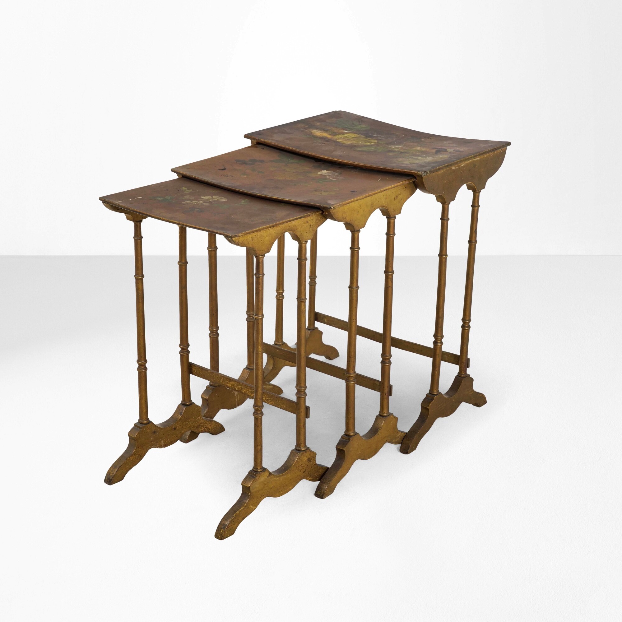 Tavolini a nido, piano dipinto a motivi floreali e montanti faux bamboo (prima metà del XX secolo...