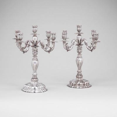 Gianni Prosperini, Coppia di candelabri a cinque luci in argento fuso e sagomato di gusto neobaro...