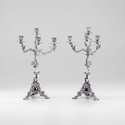 Manifattura italiana del XX secolo, Coppia di candelabri neobarocchi in argento e metallo argenta...