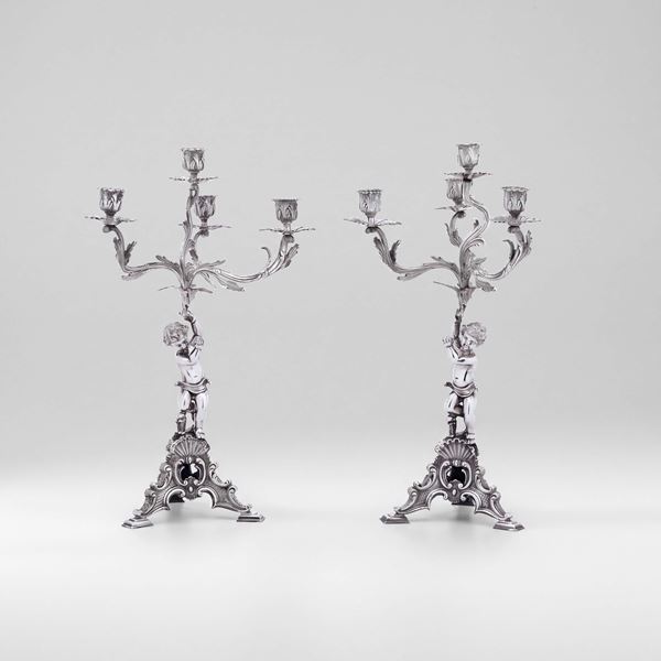 Una coppia di candelabri di gusto neobarocco. Manifattura italiana del XX secolo.