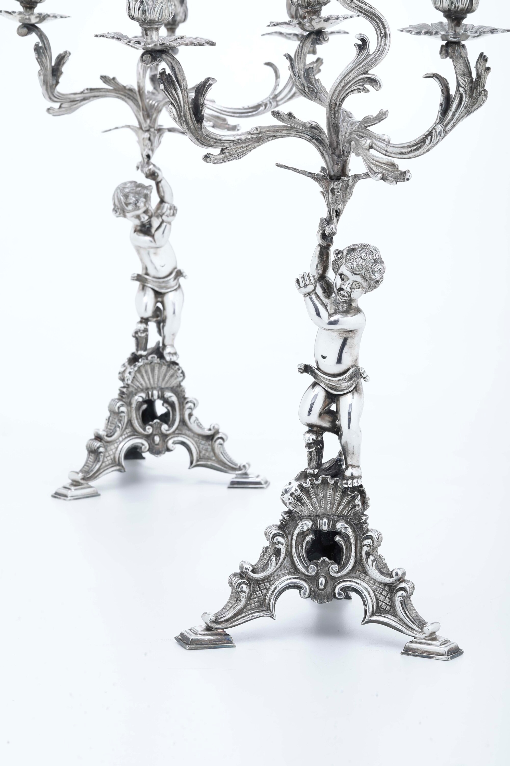 Manifattura italiana del XX secolo, Coppia di candelabri neobarocchi in argento e metallo argenta...