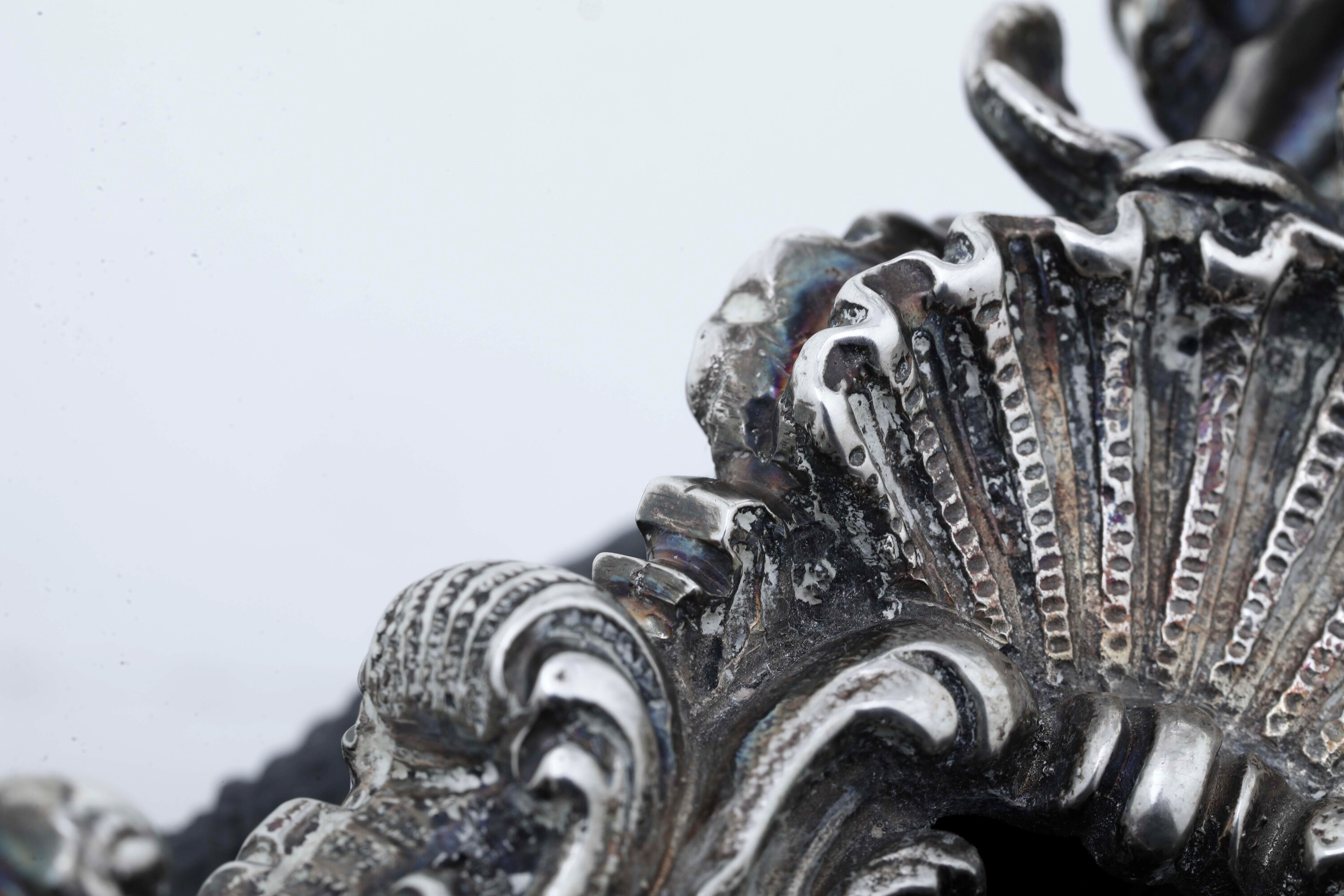 Manifattura italiana del XX secolo, Coppia di candelabri neobarocchi in argento e metallo argenta...