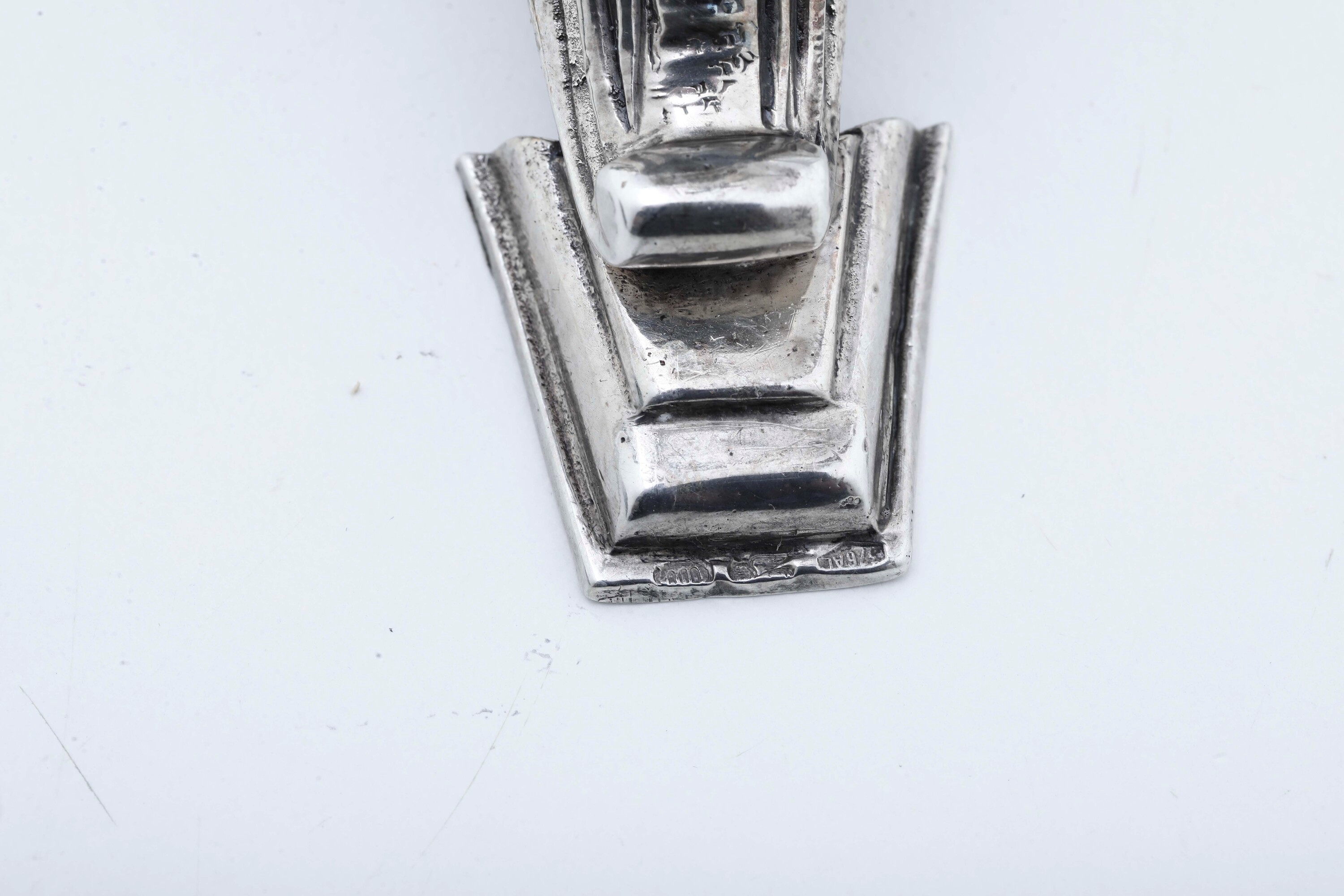 Manifattura italiana del XX secolo, Coppia di candelabri neobarocchi in argento e metallo argenta...