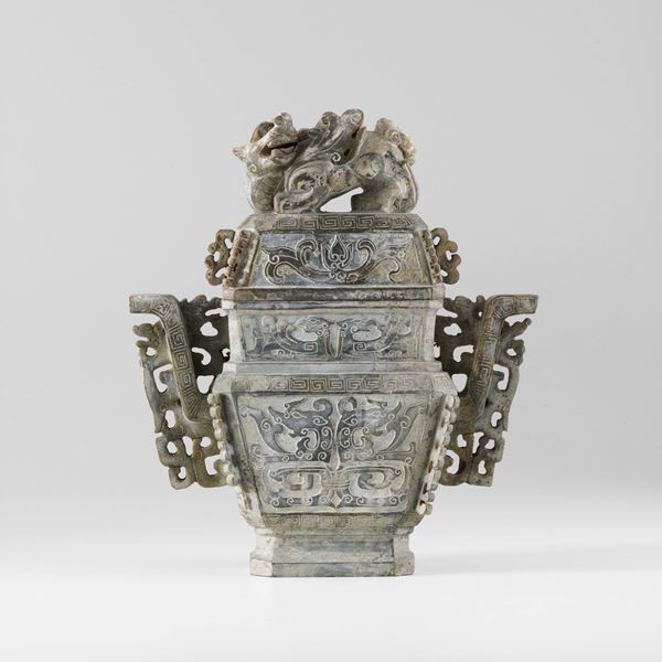 Vaso in giada in stile arcaico con presa del coperchio a foggia di drago e decori incisi raffiguranti animali fantastici, Cina, XX secolo