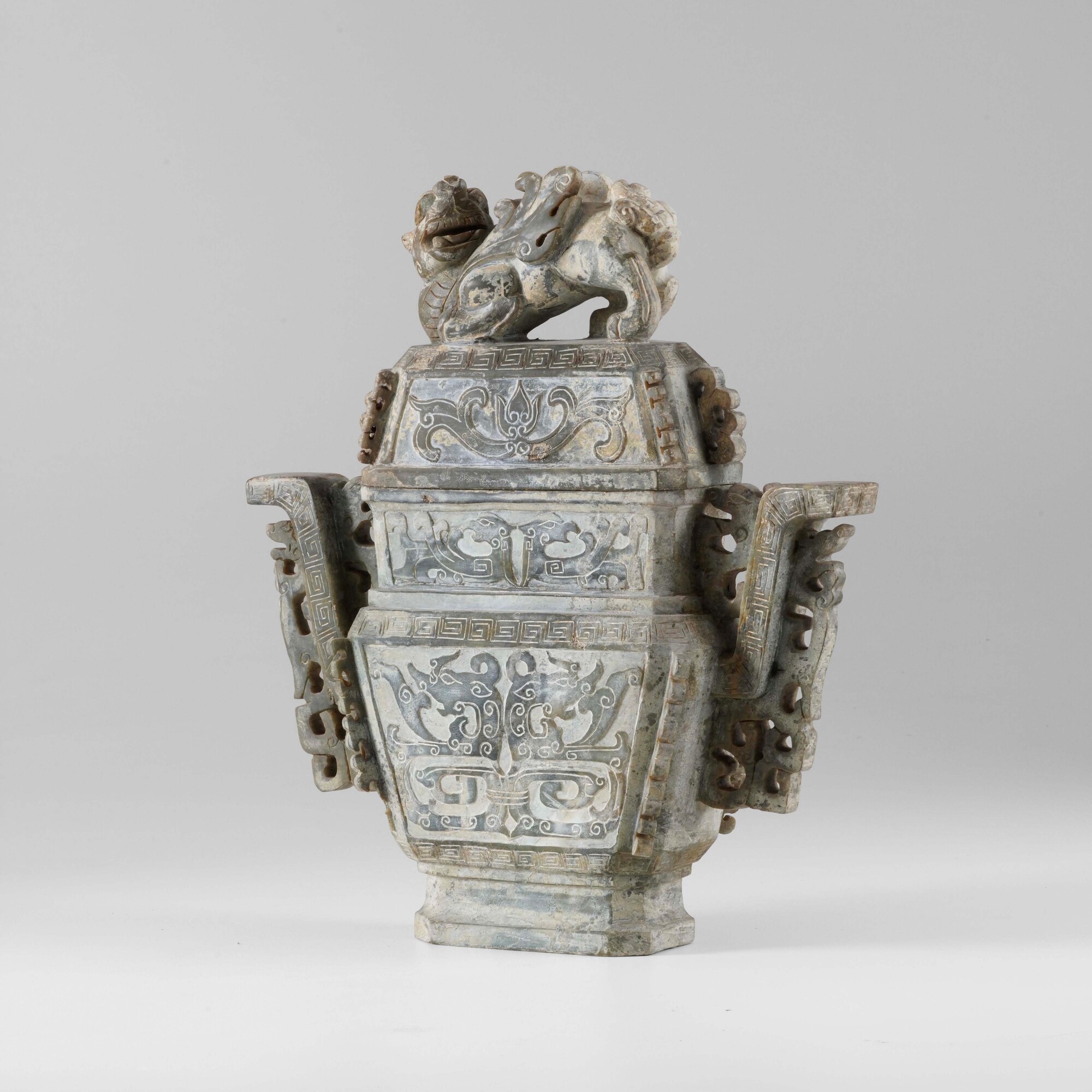 Vaso in pireta dura antichizzata, stile arcaico, presa del coperchio a foggia di drago con decori...