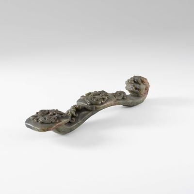 Cina, Ruyi in giada verde raffigurante drago con decori a rilievo (XX secolo)