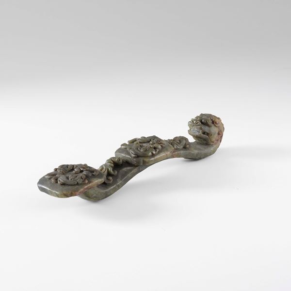 Ruyi in giada verde raffigurante drago con decori a rilievo, Cina, XX secolo