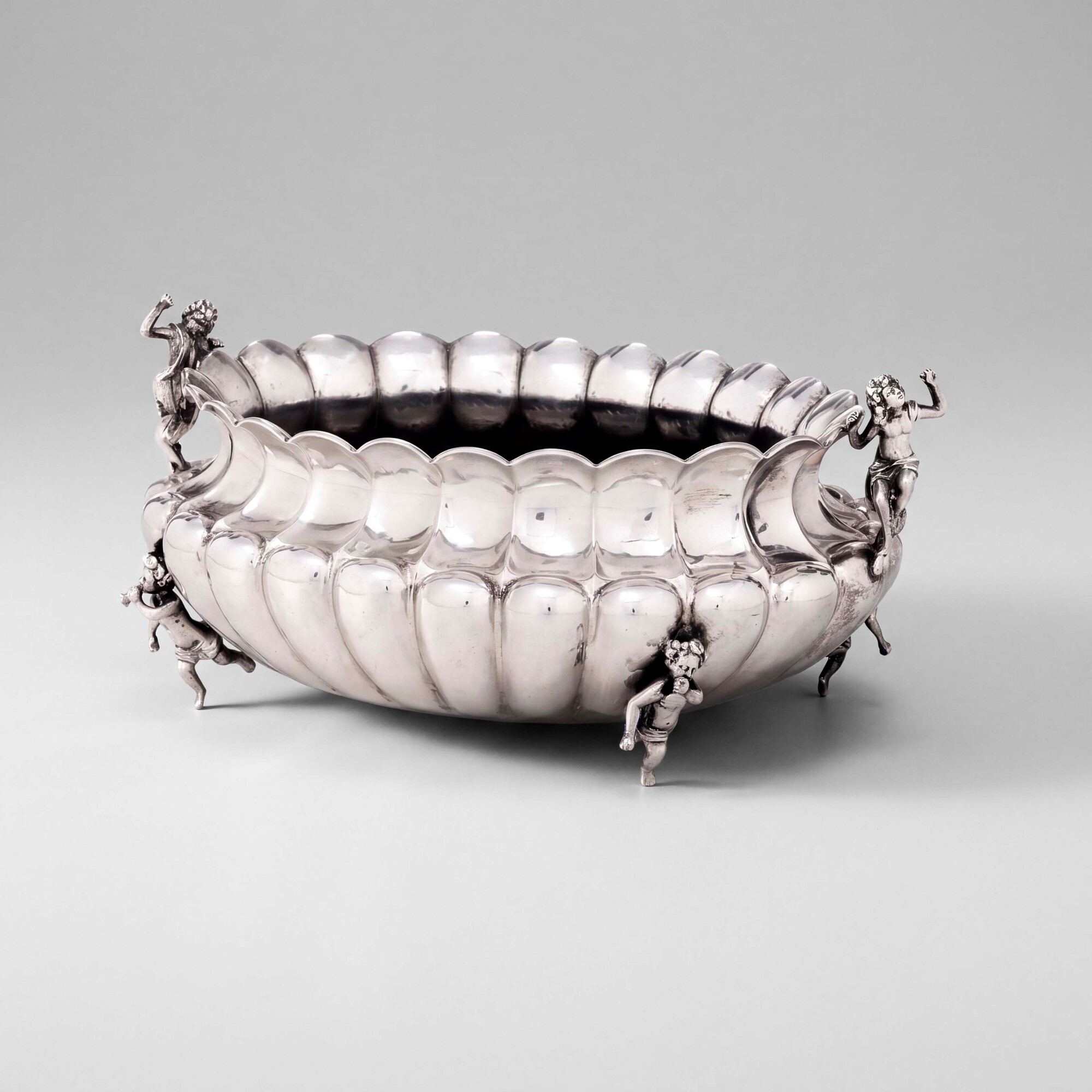 Argenteria artistica italiana del XX secolo, Centrotavola neobarocco in argento fuso sagomato con...