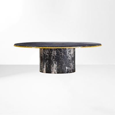 Grande tavolo da pranzo ovale, rivestimento in marmo nero e bordatura in marmo giallo (XX secolo)