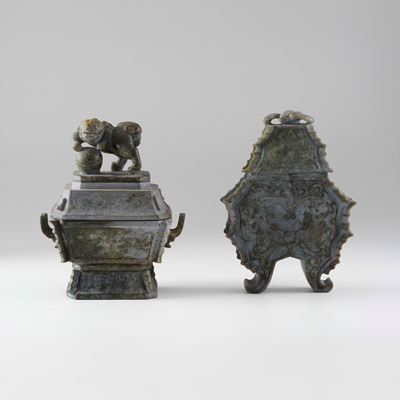 Cina, Coppia di vasi con coperchio in pietra dura antichizzata in stile arcaico (decori incisi), ...
