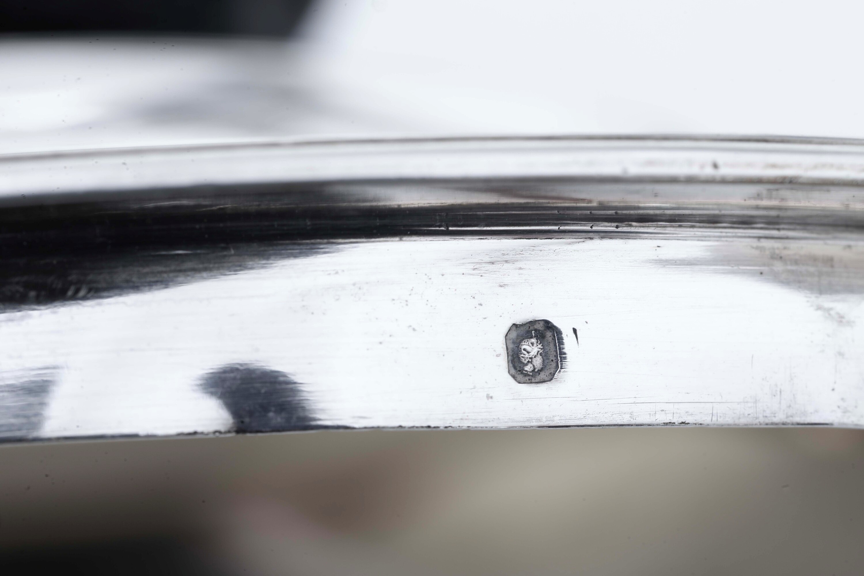Articoli di arredamento, supporti in argento fuso e sagomato: coperchio di zuppiera, candelabro a...