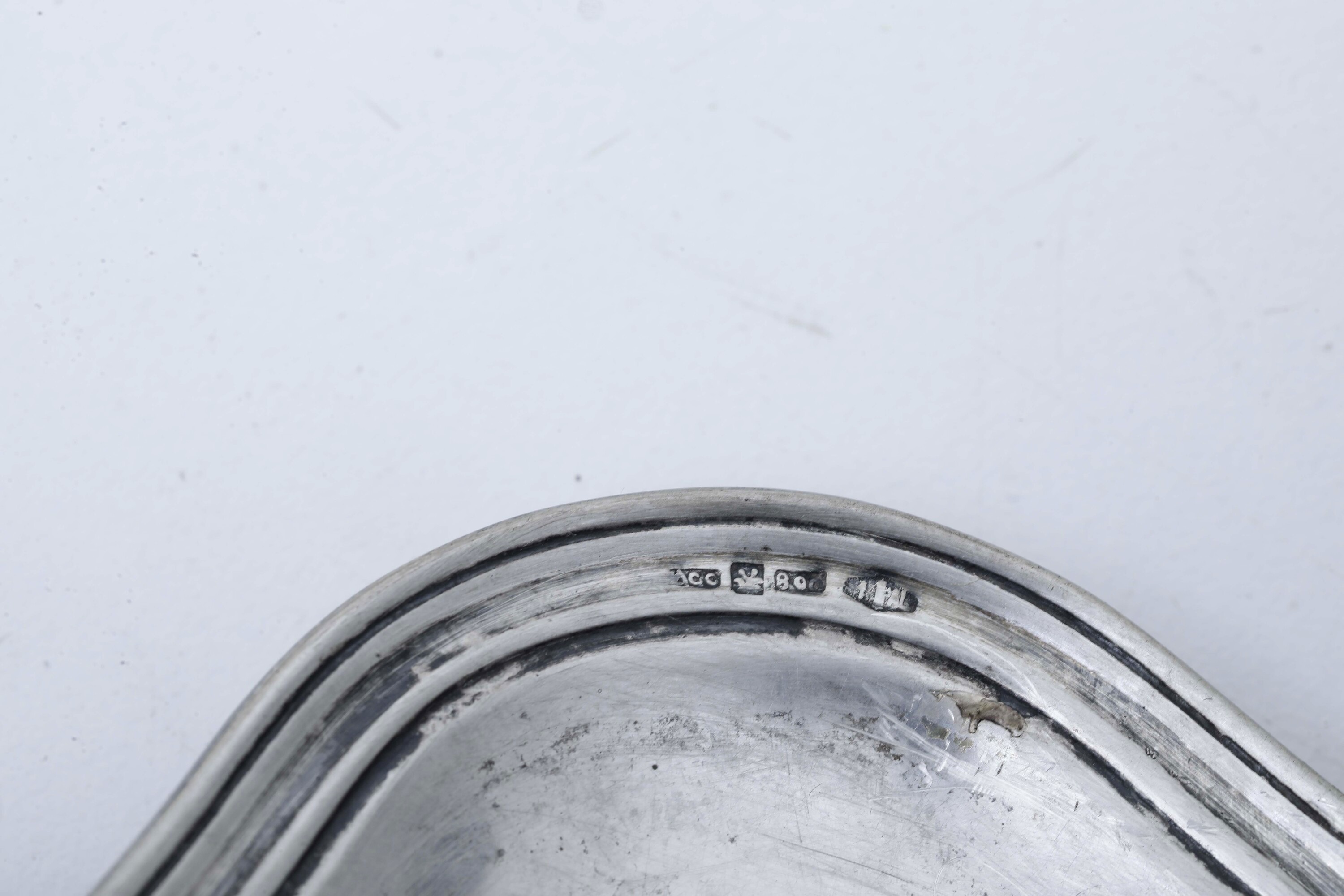 Articoli di arredamento, supporti in argento fuso e sagomato: coperchio di zuppiera, candelabro a...