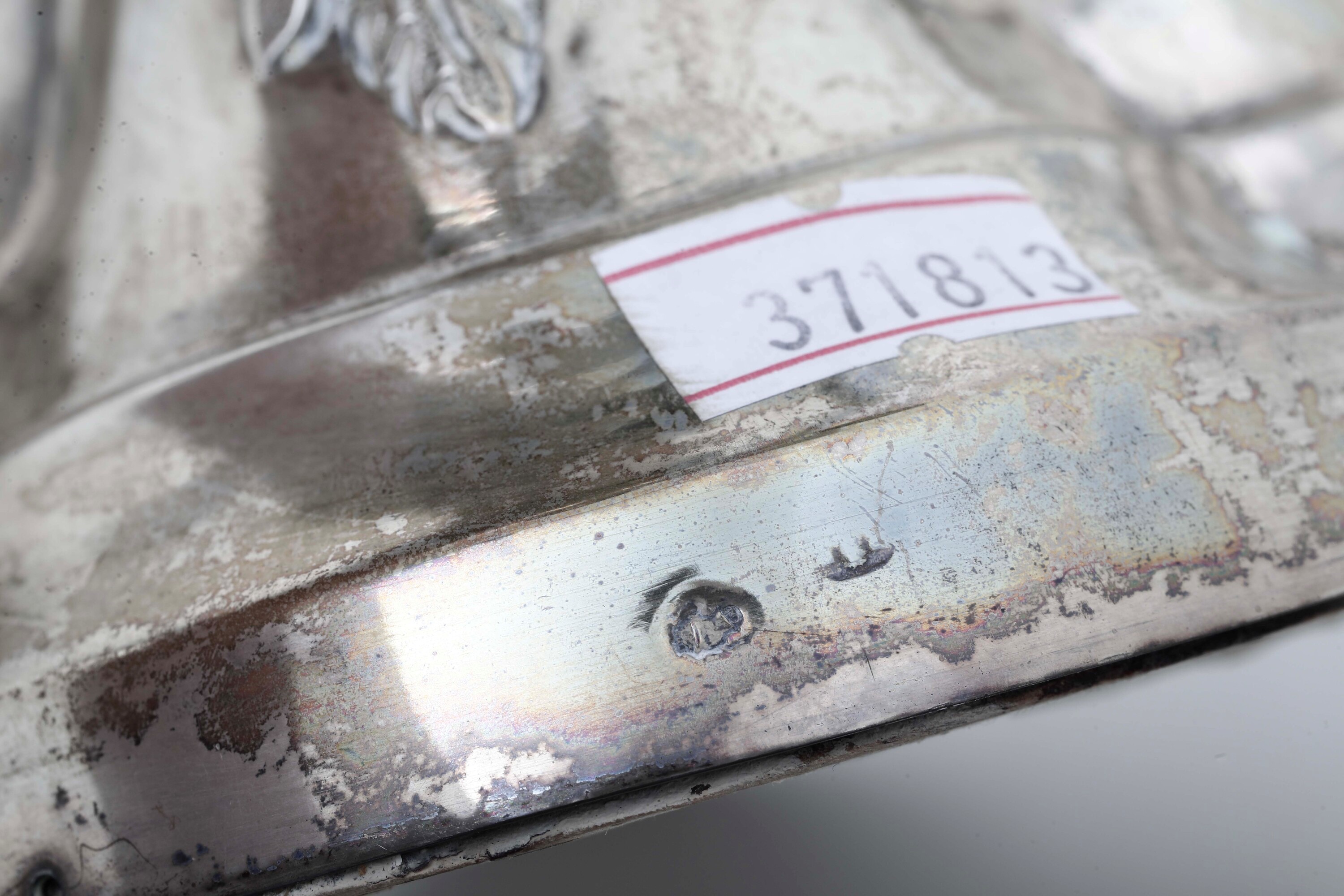 Articoli di arredamento, supporti in argento fuso e sagomato: coperchio di zuppiera, candelabro a...