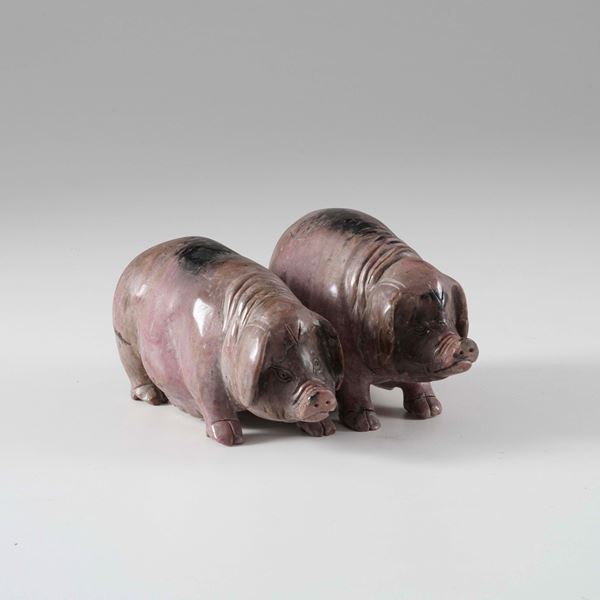 Coppia di figure raffiguranti suini in marmo, Cina, XX secolo