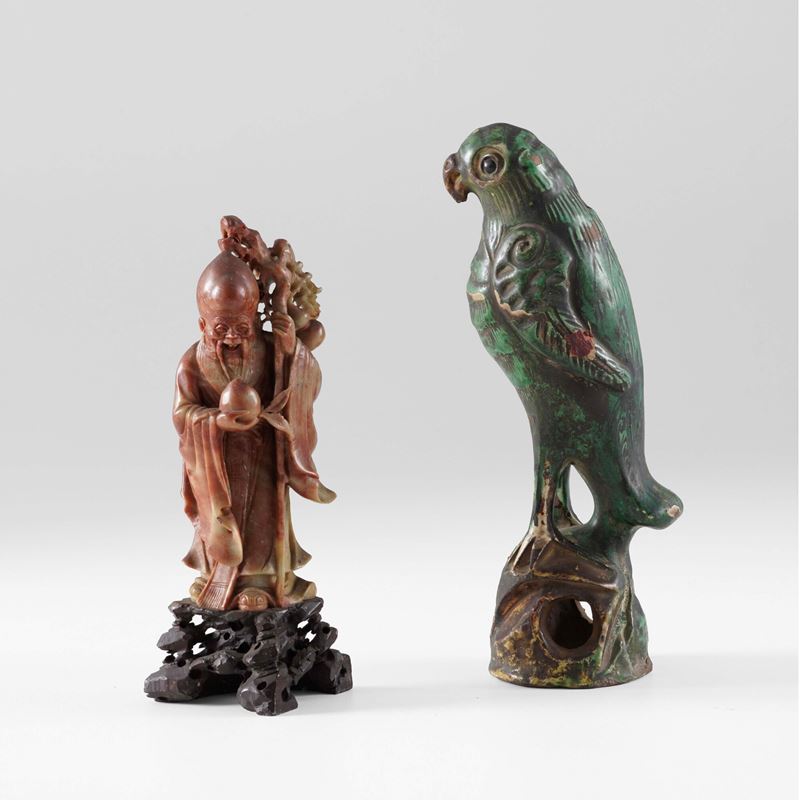 Figura di Shoulao in pietra saponaria e figura di pappagallo in terraglia smaltata, Cina, XX secolo  - Asta Gioielli, argenti, arredi e oggetti d'arte. Un lascito per finalità benefiche - II - Cambi Casa d'Aste