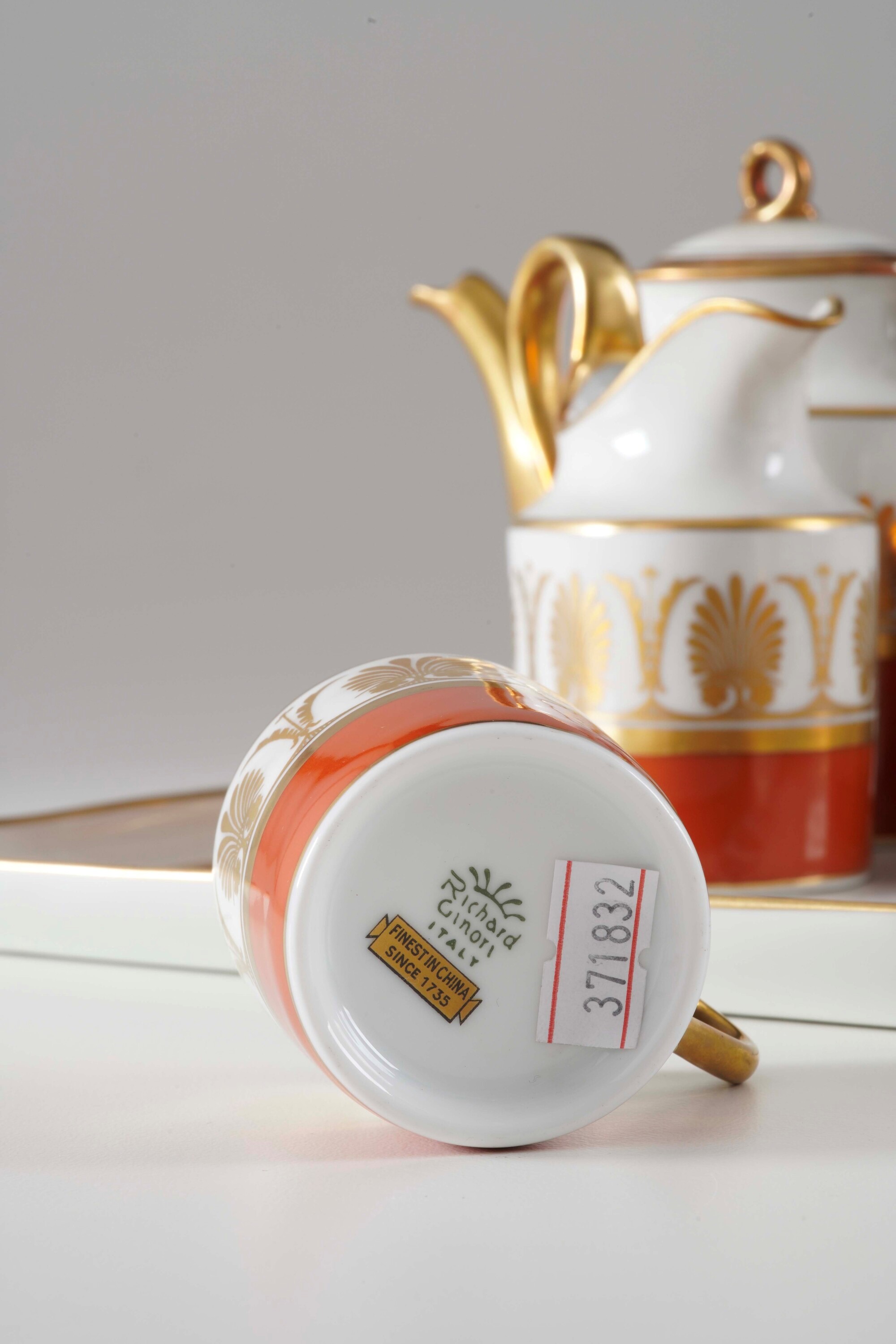 Ginori, Servizio da caffè tête-à-tête (porcellana bianca e rossa, decorazione in oro), metà del X...