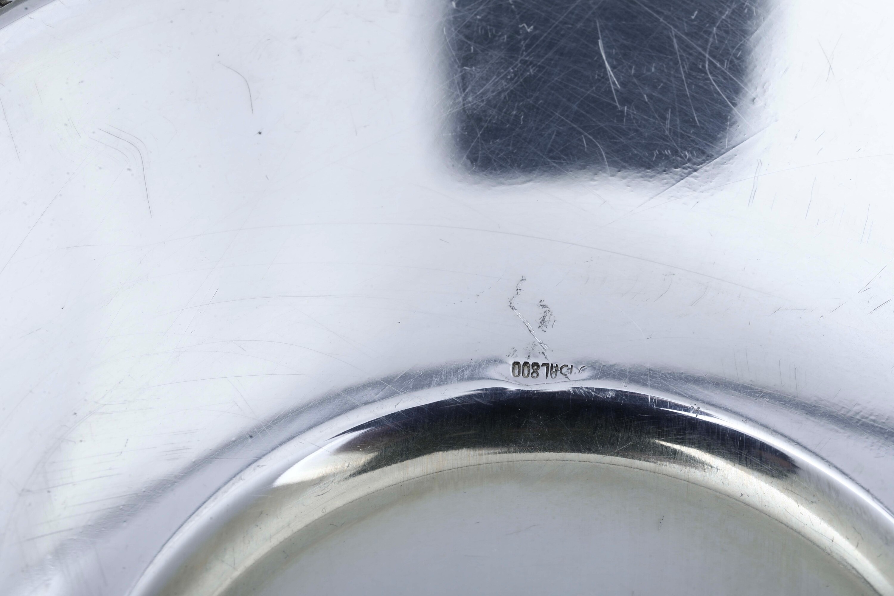 Lotto di oggetti per interno, contenitore cilindrico con campanello e piattini (manifatture del X...