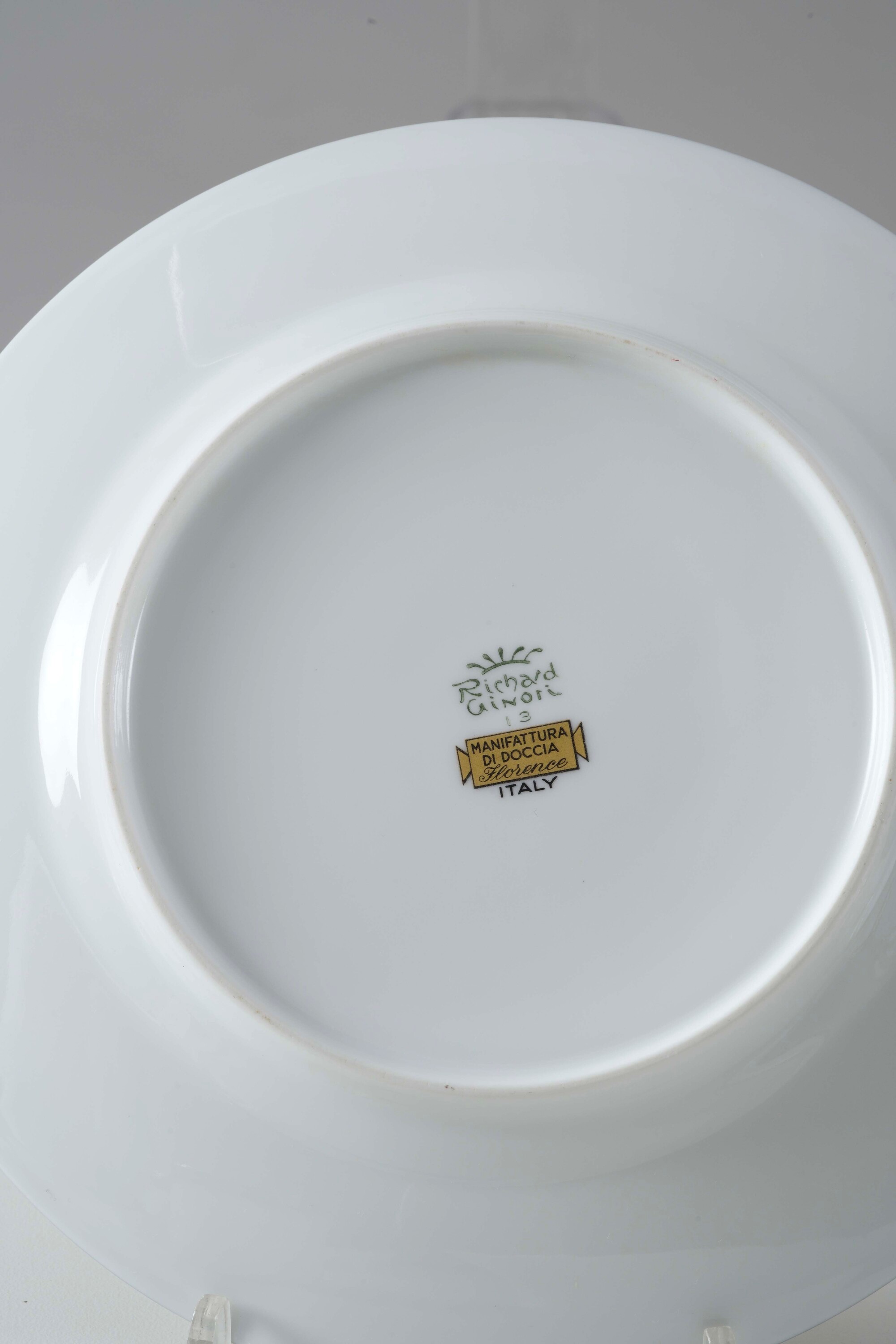 Ginori, Servizio di piatti in porcellana bianca e blu con decoro in oro (seconda metà del XX seco...