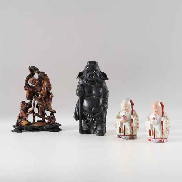 Lotto composto da coppia di figure di Shoulao in porcellana, figura di divinità in bronzo e figura di saggio in legno, Cina, XX secolo