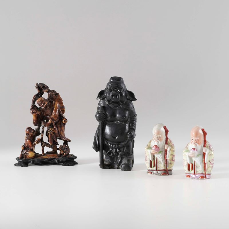 Lotto composto da coppia di figure di Shoulao in porcellana, figura di divinità in bronzo e figura di saggio in legno, Cina, XX secolo  - Auction Artworks, Furniture and Works of Art. A charitable bequest - II - Cambi Casa d'Aste