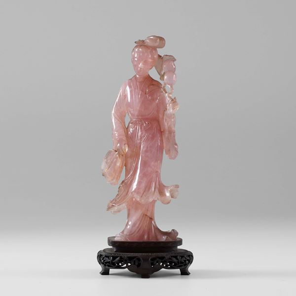 Figura di Guanyin in quarzo rosa, Cina, Dinastia Qing, XIX secolo