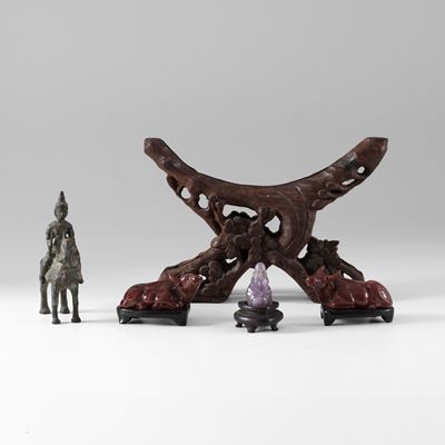 Oggetti decorativi in vari materiali, sculture e basi in legno scolpito, XX secolo