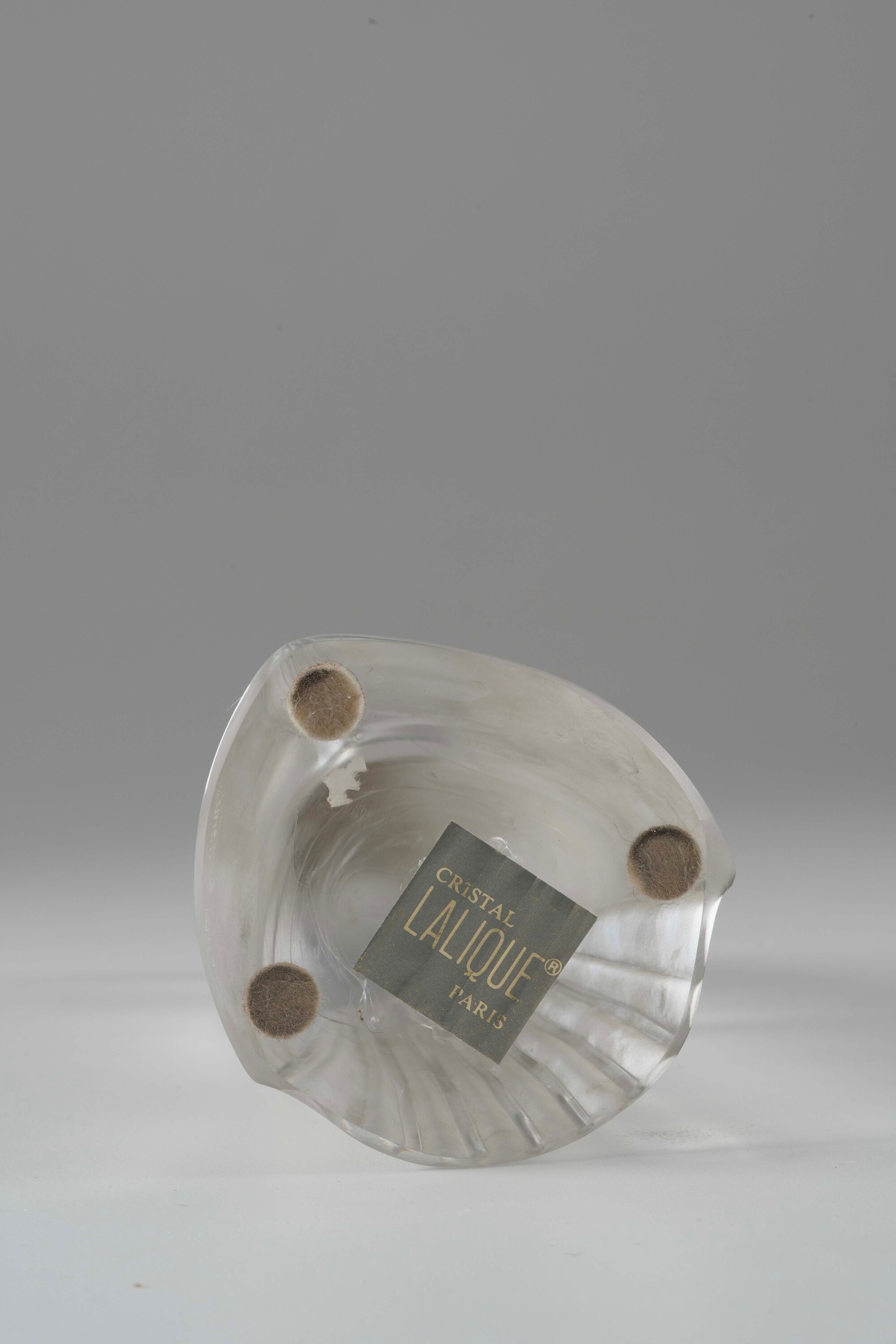 Lalique, Madonna in preghiera in vetro, scultura firmata ad acido (Francia, XX secolo)
