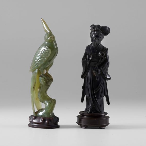 Lotto composto da figura di Guanyin in pietra dura e figura di pappagallo in giada verde, Cina, XX secolo