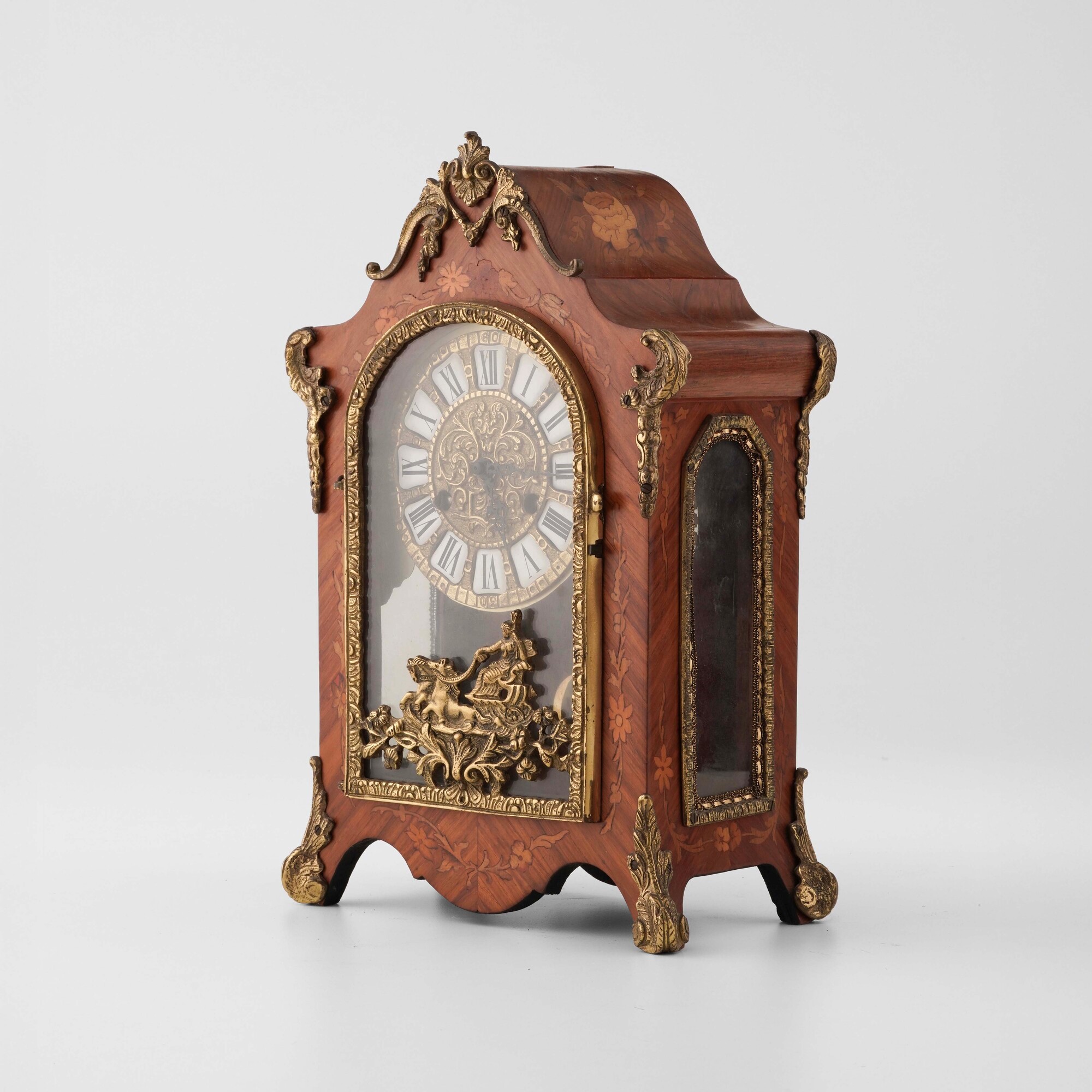 Pendola da tavolo in stile Luigi XV, cassa lastronata e intarsiata a motivi floreali (prima metà ...