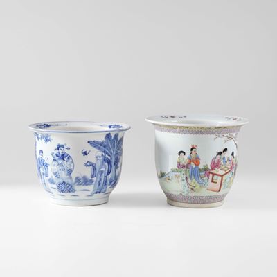 Cina, Coppia di vasi in porcellana (bianco e blu con scena di corte; Famiglia Rosa con scena di v...