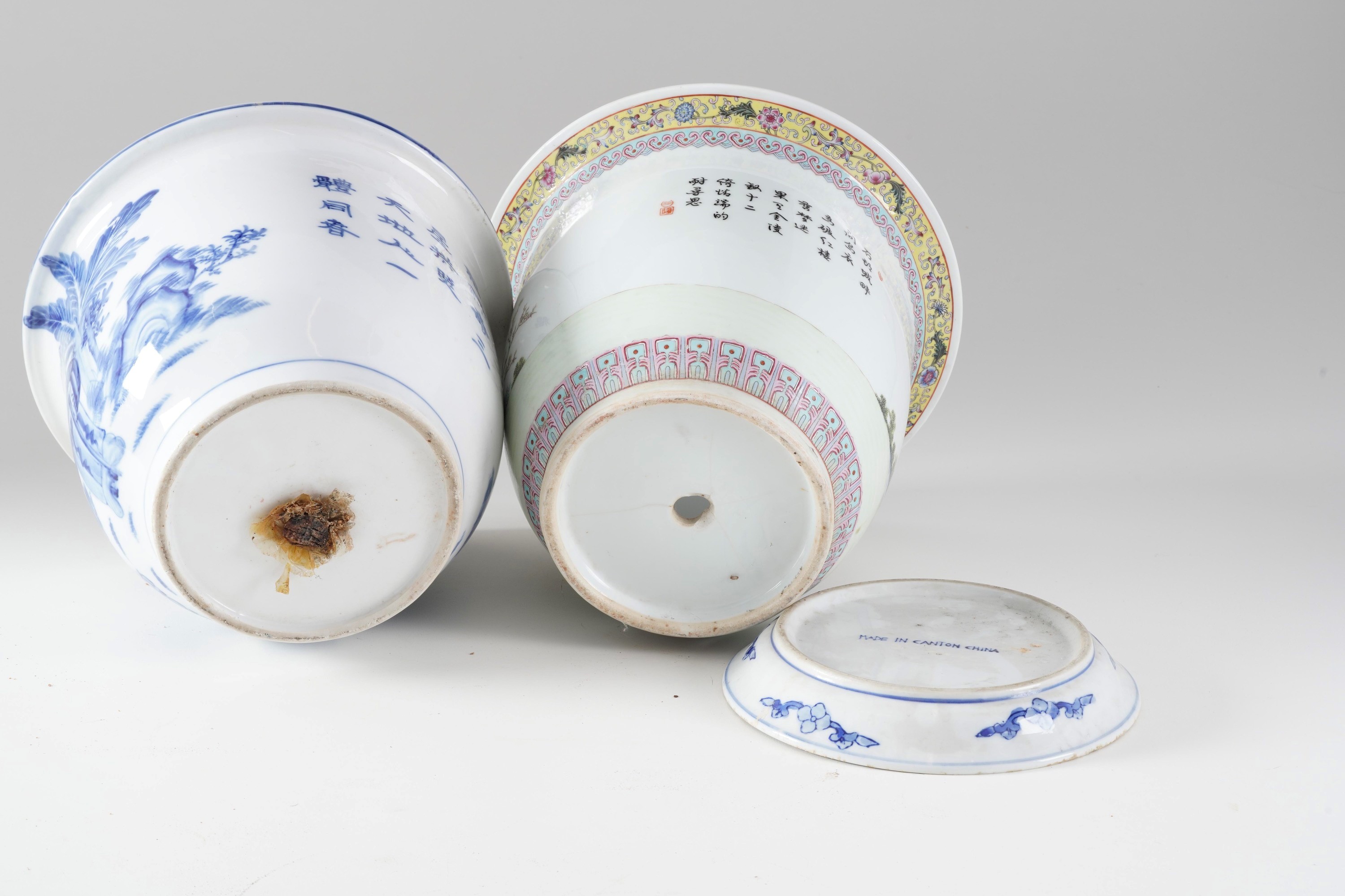 Cina, Coppia di vasi in porcellana (bianco e blu con scena di corte; Famiglia Rosa con scena di v...