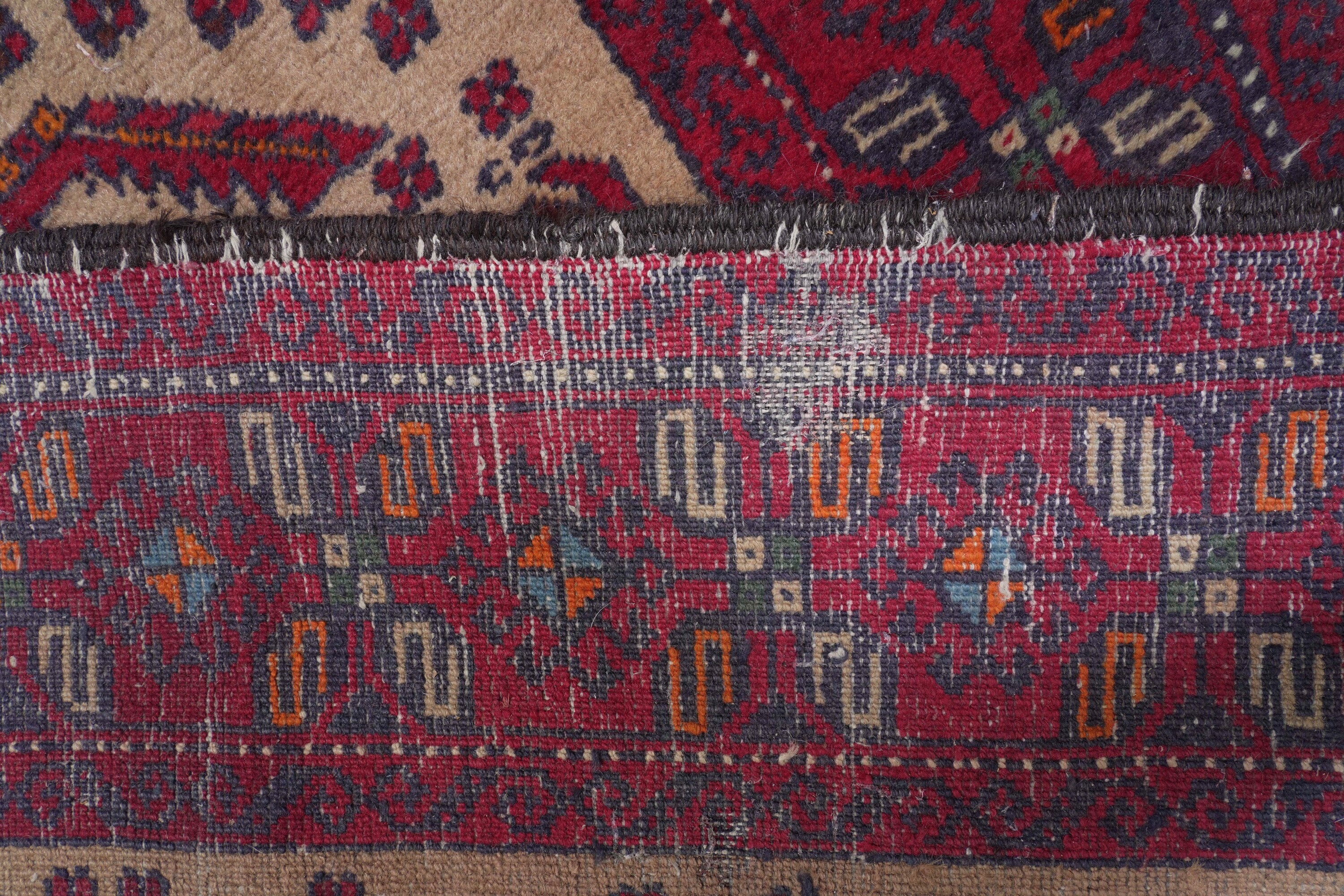 Tappeto Baluch, XX secolo, fondo chiaro con decori rossi