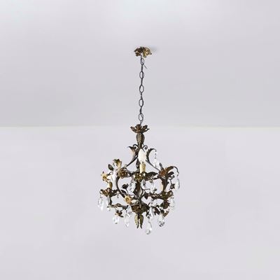 Coppia di lampadari a gocce, metallo dorato con decorazioni vegetali e floreali, XX secolo