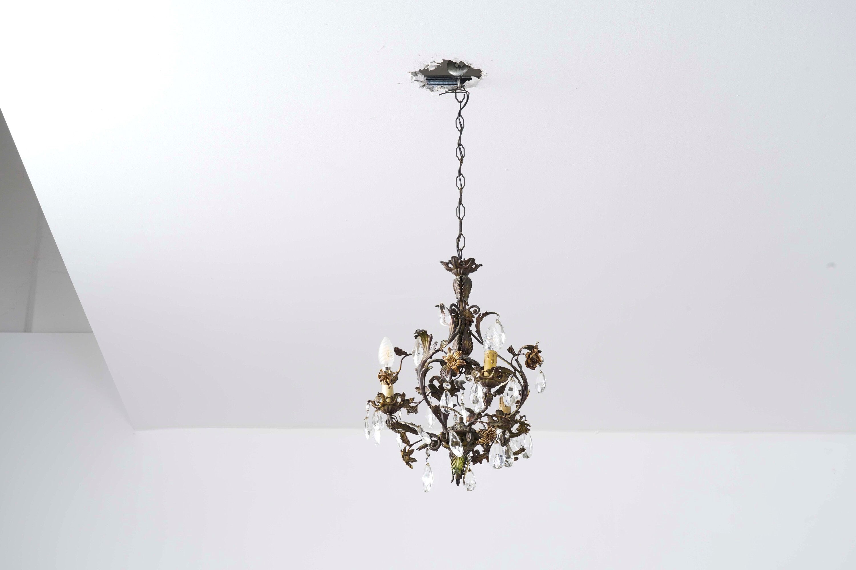 Coppia di lampadari a gocce, metallo dorato con decorazioni vegetali e floreali, XX secolo