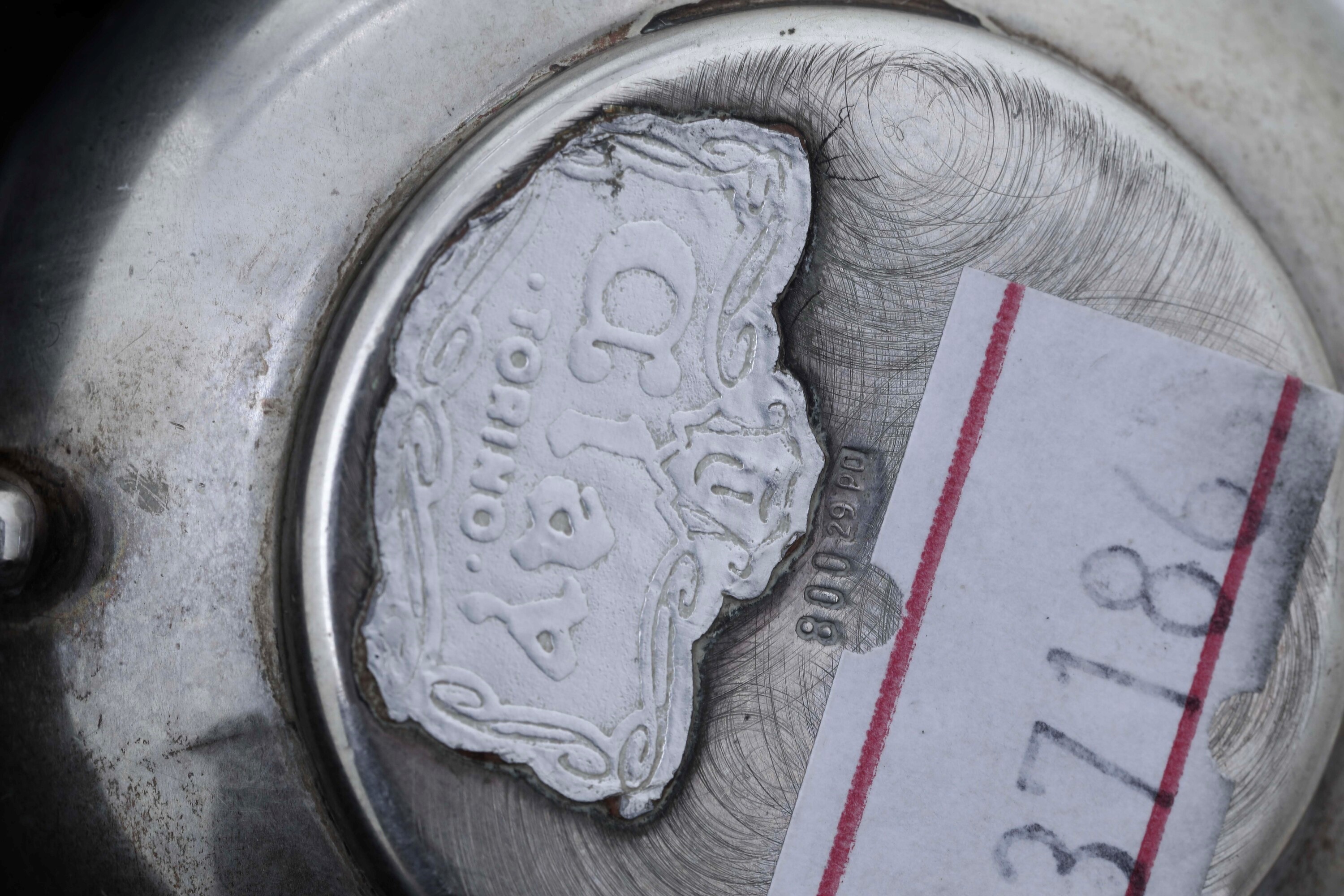 Spargizucchero e campanella con ingranaggio, argento fuso e altri materiali (oggetti d’arte d’arr...