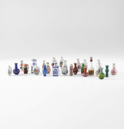 Cina, lotto di piccoli vasi e snuff bottles in porcellana con raffigurazioni varie, XX secolo