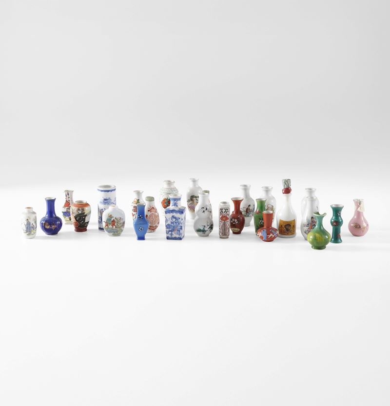 Lotto composto da piccoli vasi e snuff bottles in porcellana con raffigurazioni diverse, Cina, XX secolo  - Asta Gioielli, argenti, arredi e oggetti d'arte. Un lascito per finalità benefiche - II - Cambi Casa d'Aste