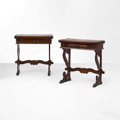Coppia di tavolini da parete seicenteschi, legno intagliato, XX secolo
