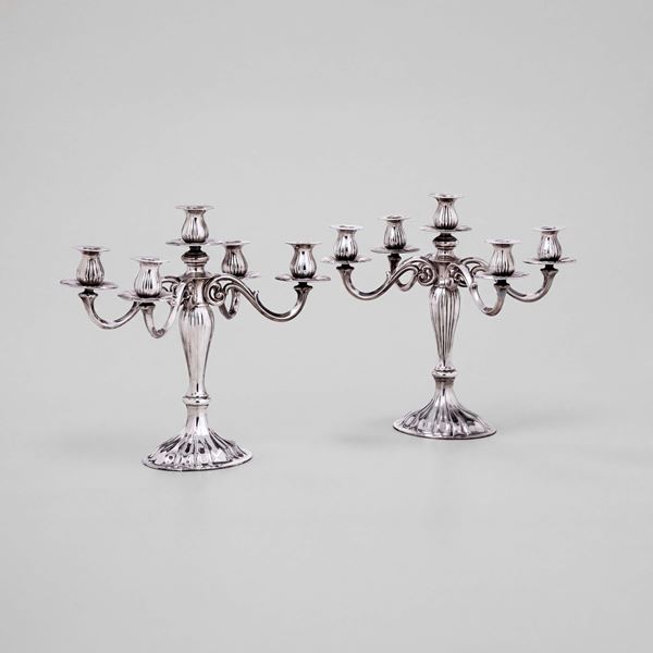 Una coppia di candelabri a cinque luci. Argenteria italiana del XX secolo.