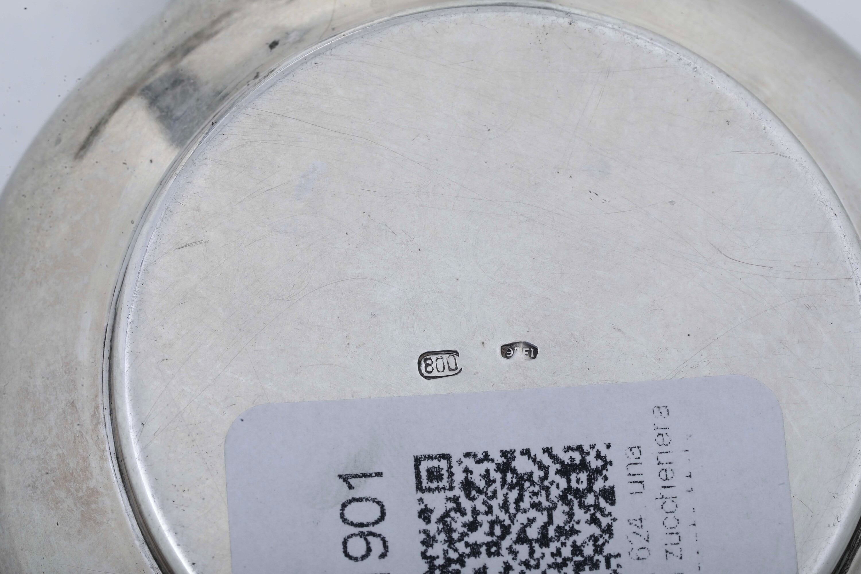 Lotto di piccoli oggetti in argento, piattino e brocca con campanella e saliera in metallo argent...