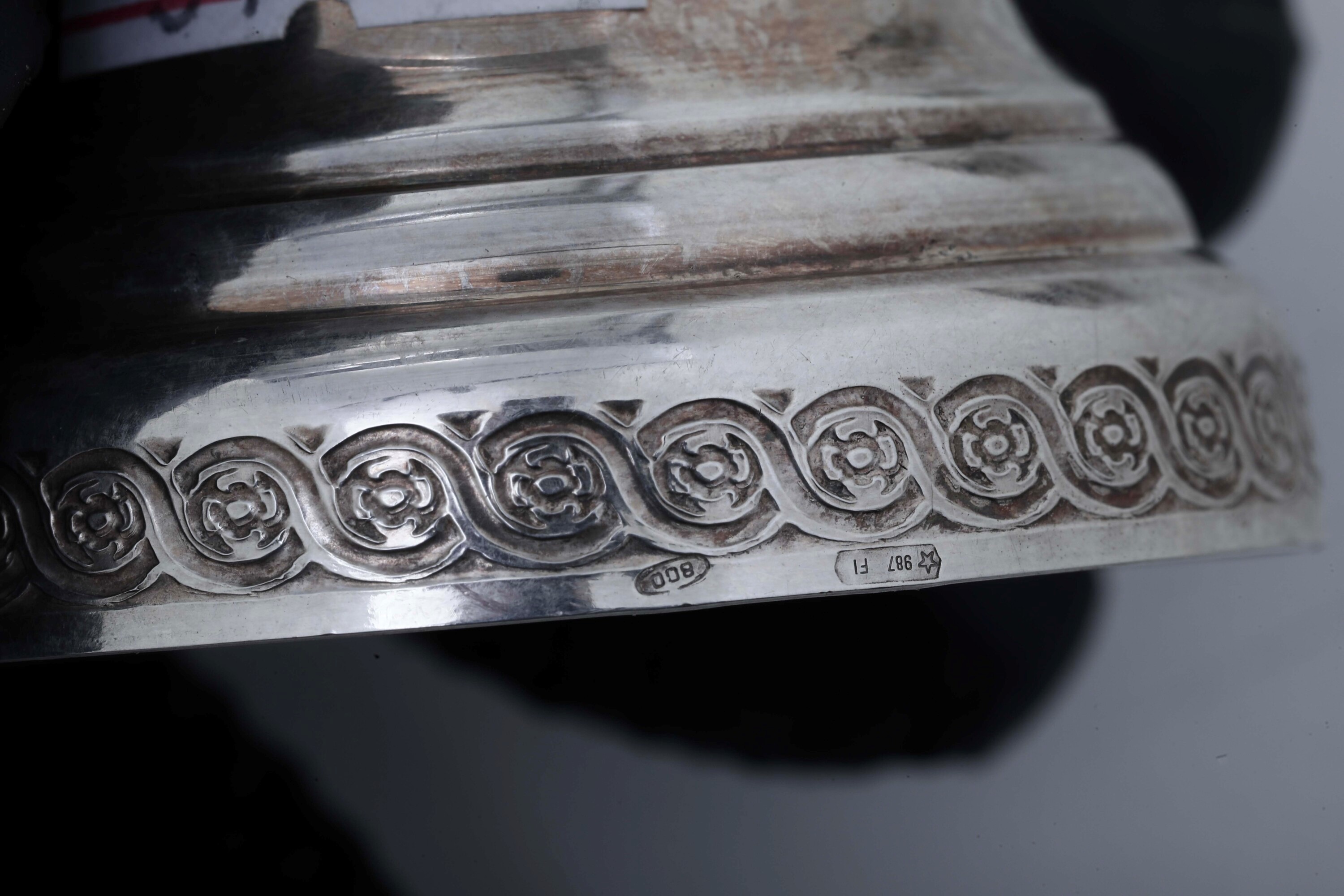 Lotto di piccoli oggetti in argento, piattino e brocca con campanella e saliera in metallo argent...