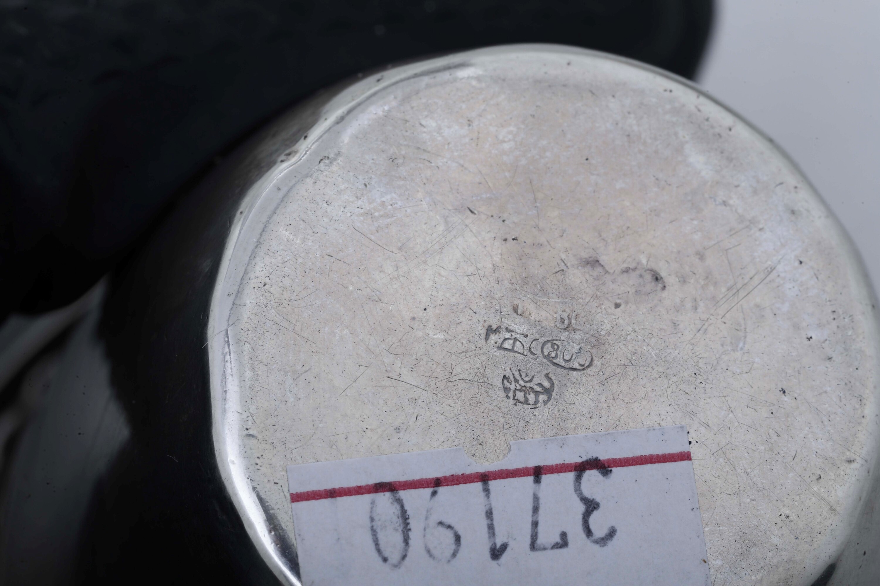 Lotto di piccoli oggetti in argento, piattino e brocca con campanella e saliera in metallo argent...