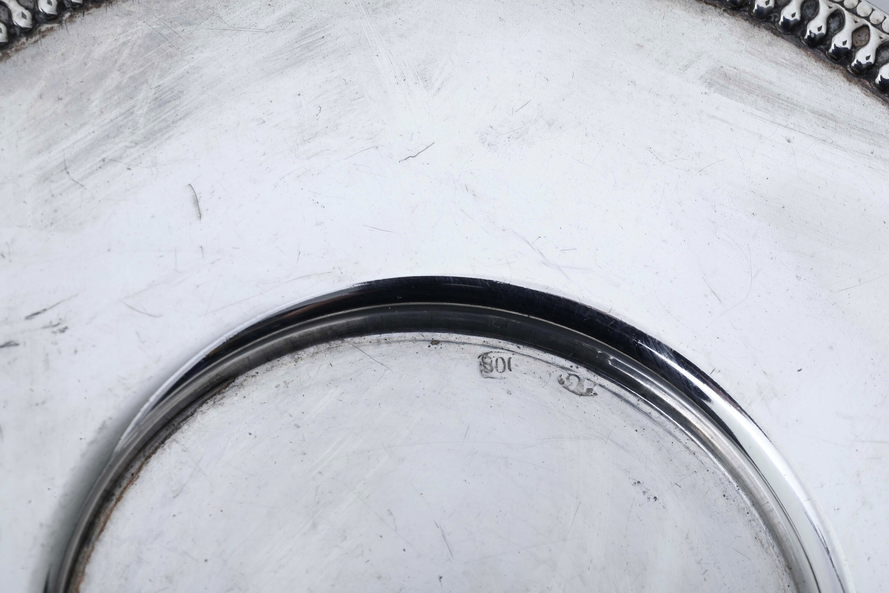 Lotto di piccoli oggetti in argento, piattino e brocca con campanella e saliera in metallo argent...