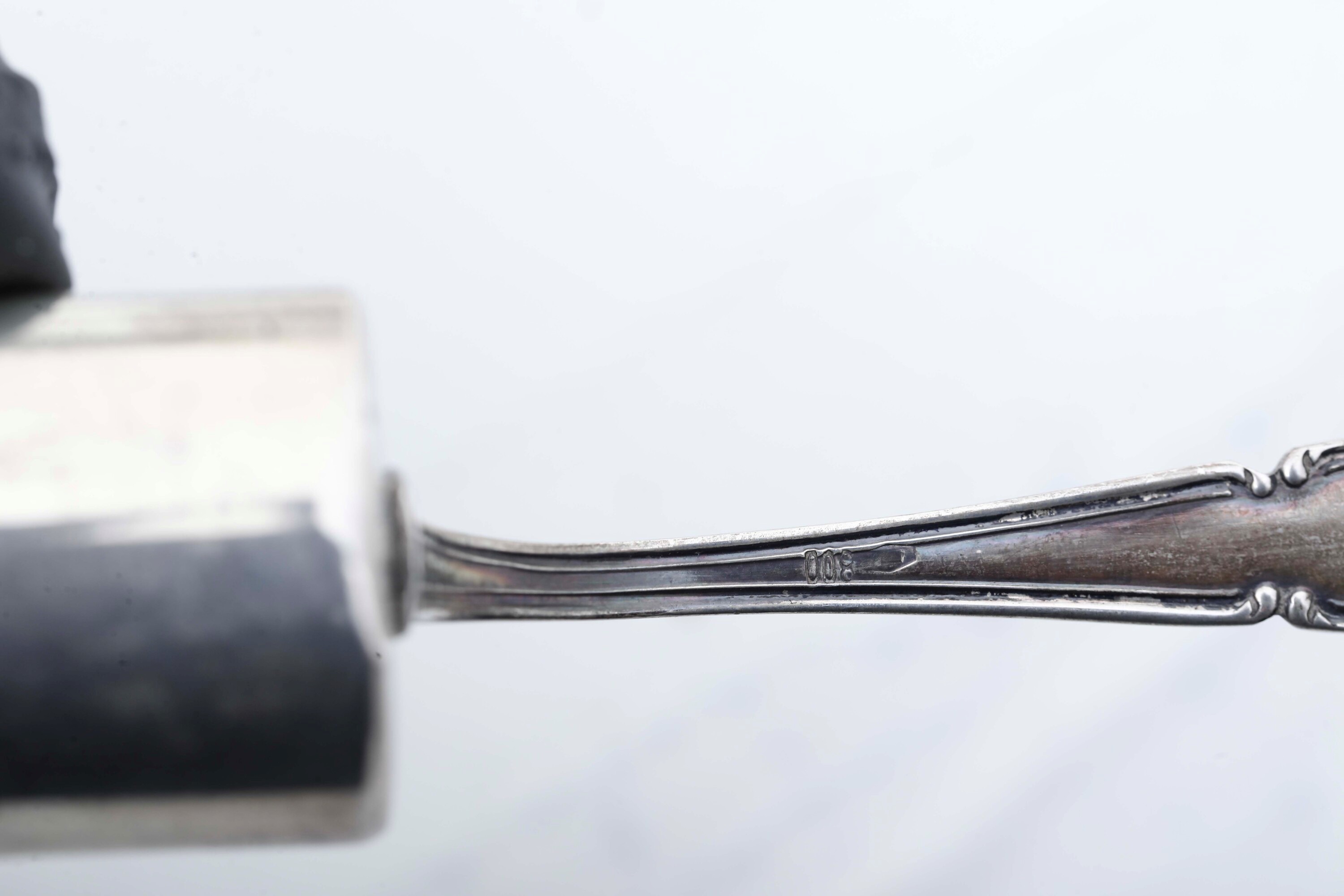 Lotto di piccoli oggetti in argento, piattino e brocca con campanella e saliera in metallo argent...