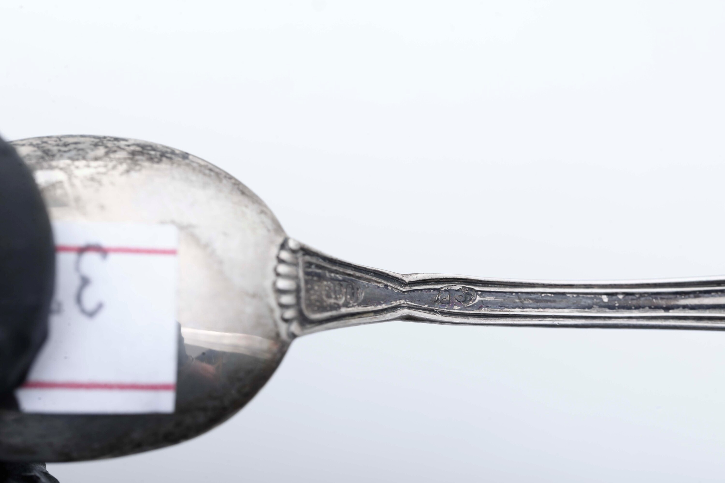 Lotto di piccoli oggetti in argento, piattino e brocca con campanella e saliera in metallo argent...