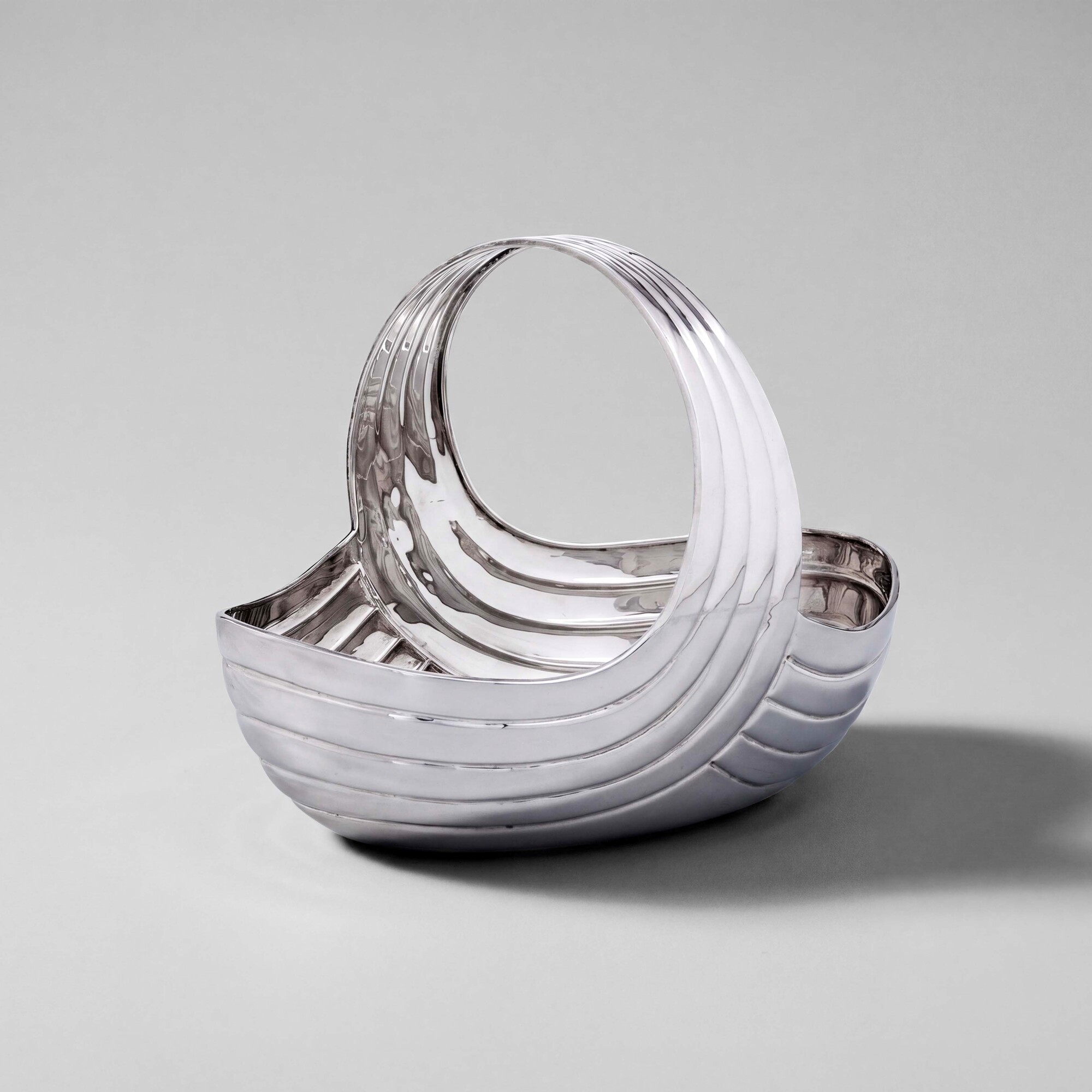 Argenteria artistica fiorentina del XXI secolo, Cestino con decoro a volute costolate in argento ...