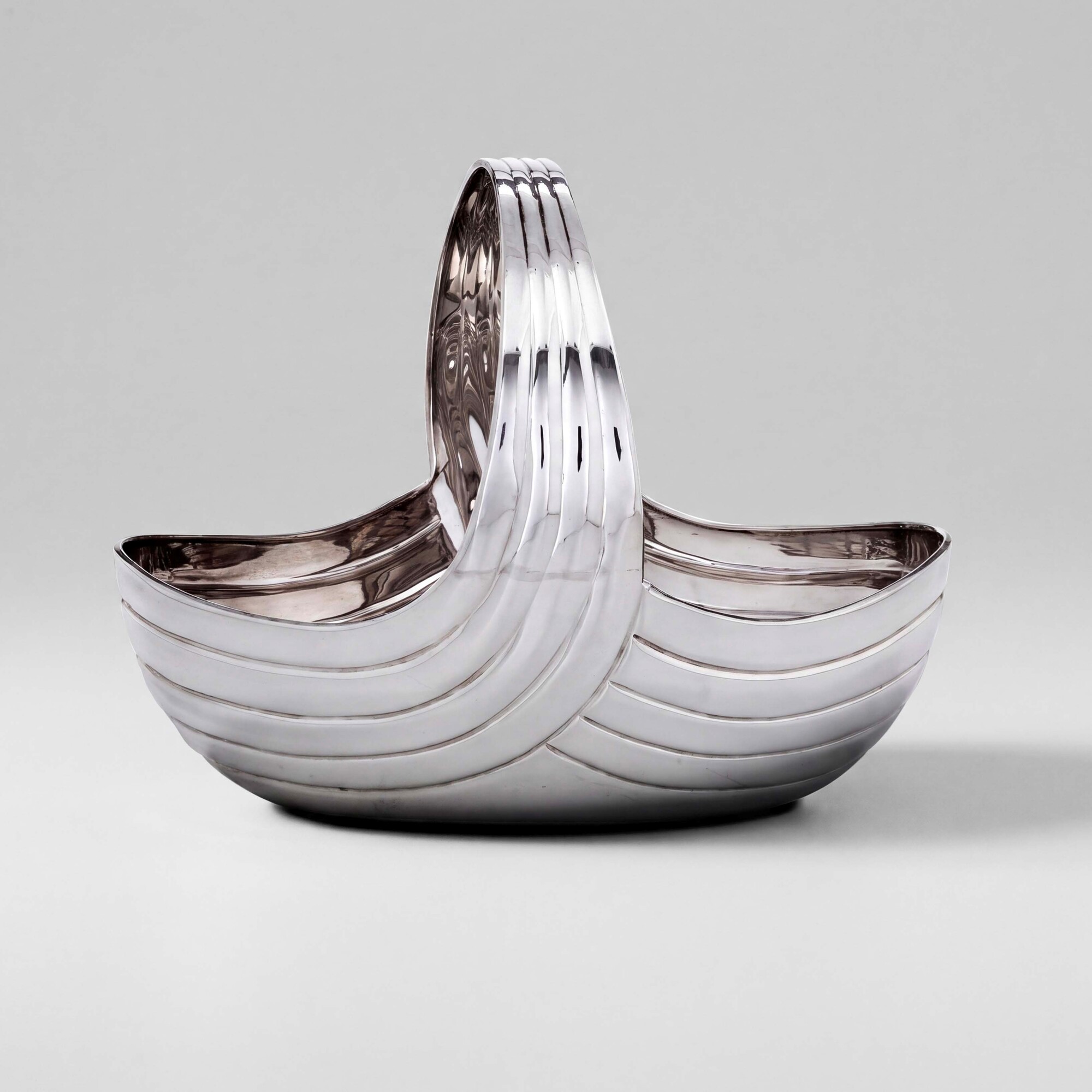 Argenteria artistica fiorentina del XXI secolo, Cestino con decoro a volute costolate in argento ...