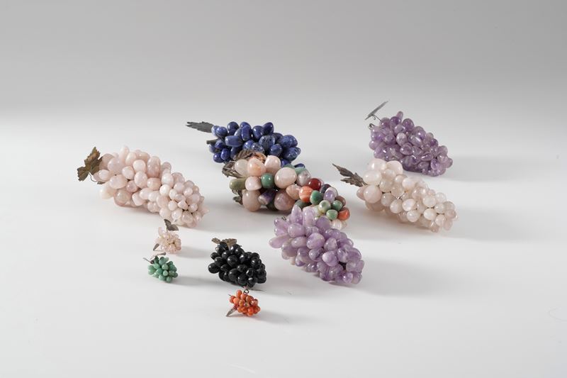 Lotto di dieci grappoli d'uva in pietre diverse. XX secolo  - Auction Artworks, Furniture and Works of Art. A charitable bequest - II - Cambi Casa d'Aste